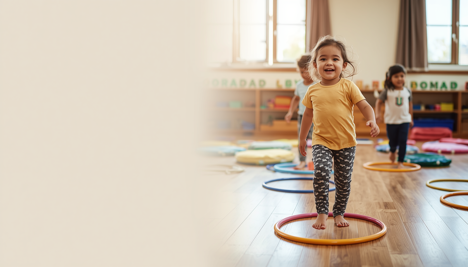 Criança da Educação Infantil em atividade de movimento com bambolês